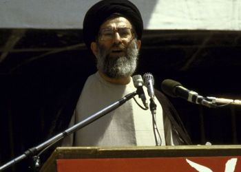 سفر به ایام قدیم / تصویری پربازدید از رهبر انقلاب با لباس نظامی در دهه 60