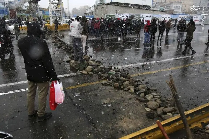 از ارسال پیامک‌های مرموز برای تجمع تا حضور معترضان تی‌شرت‌پوش در هوای زیر صفر / نقش «آیت الله مایک» در پشت پرده اغتشاشات ایران چه بود؟