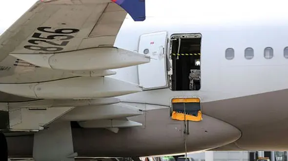 اعتراف مسافر هواپیما به باز کردن در هواپیما بین زمین و هوا / داشتم خفه می شدم! +فیلم