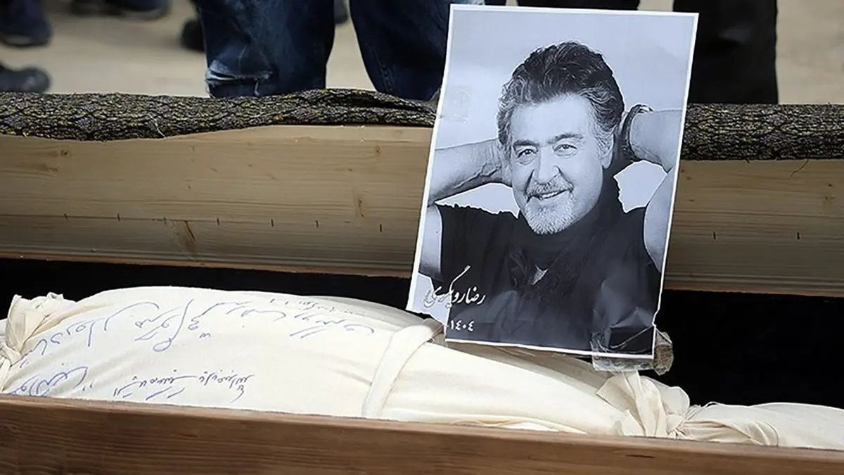 فیلم و عکس های تشییع پیکر رضا رویگری بدون حضور بازیگران و اهالی سینما / فقط این چند بازیگر حضور داشتند