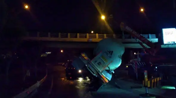 فیلم واژگونی بونکر 22 تنی سیمان در بزرگراه شهید مدرس