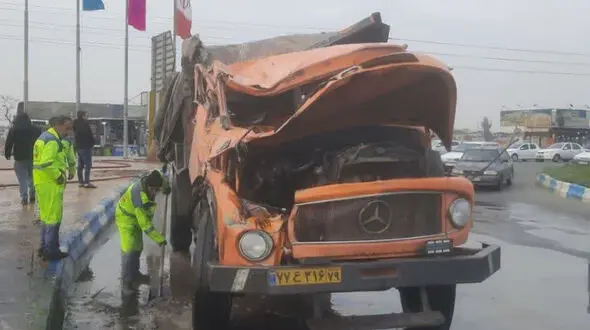 لحظات وحشتناک در بزرگراه امام رضا! / کامیون بنز غول‌پیکر واژگون شد + عکس