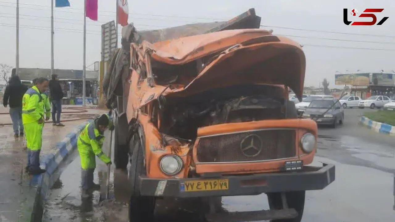لحظات وحشتناک در بزرگراه امام رضا! / کامیون بنز غول‌پیکر واژگون شد + عکس