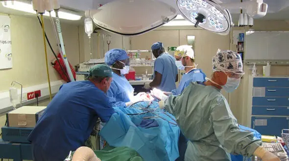 این زن  زیر تیغ جراحی شکمش بیدار شد! 
