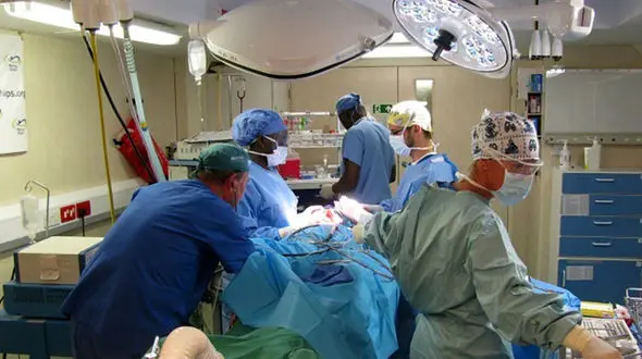 این زن  زیر تیغ جراحی شکمش بیدار شد! 