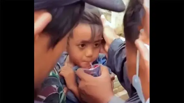 ببینید / فیلم باورنکردنی از زنده بیرون آمدن یک کودک پس از 3 روز از زیر آوار زلزله اندونزی