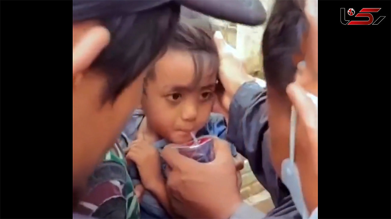 ببینید / فیلم باورنکردنی از زنده بیرون آمدن یک کودک پس از 3 روز از زیر آوار زلزله اندونزی