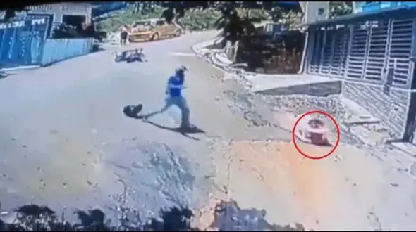 لحظه نجات جان یک کودک توسط موتورسوار قهرمان + فیلم 