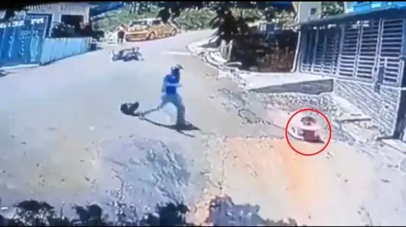 لحظه نجات جان یک کودک توسط موتورسوار قهرمان + فیلم 