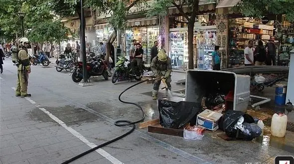 جاری شدن مواد سمی در خیابان ناصر خسرو / آتش نشانان راهی محل حادثه شدند + عکس 