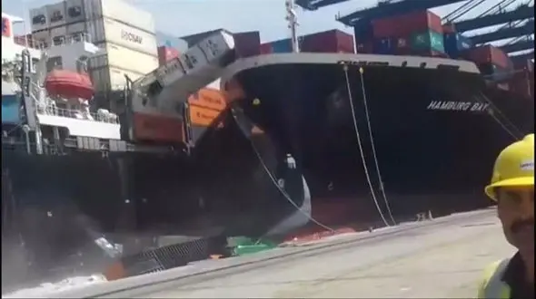 برخورد وحشتناک دو کشتی باربری در بندر + فیلم