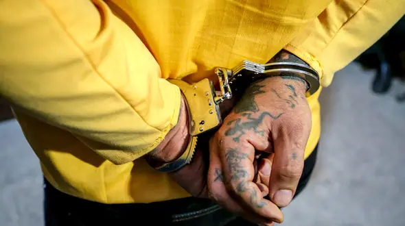 حمله به پلیس گلستان با اسپری فلفل / مرد چاقو به دست با شلیک پلیس دستگیر شد