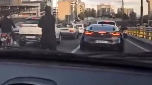 حمله خفتگیران به راننده خودرو لوکس / عکس العمل راننده منجر به فرار راننده شد + فیلم