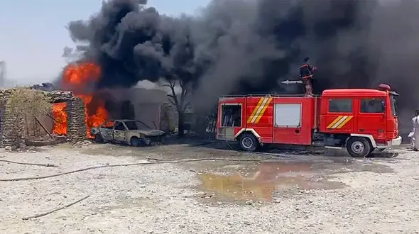 فیلم آتش گرفتن پژو 405 در  یک مغازه پر از بنزین / در شهر سرباز رخ داد