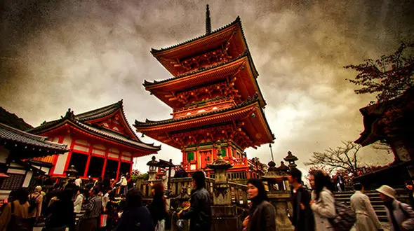 یک روز زیبای بارانی در کیوتو ژاپن 