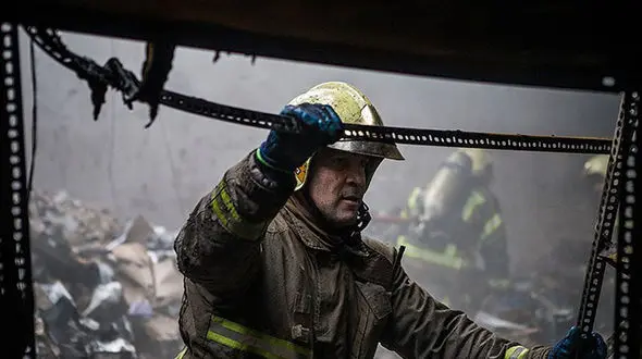 اتش سوزی عظیم انبار صنعتی در شیراز، اطفاء حریق ادامه دارد.