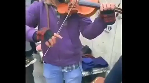 همخوانی سالار عقیلی با یک گروه نوازنده خیابانی در تجریش تهران