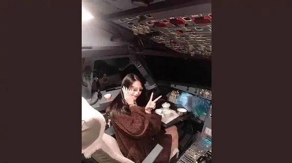 خلبانی که یک زن را به کابین هواپیما آورده بود اخراج شد+ عکس