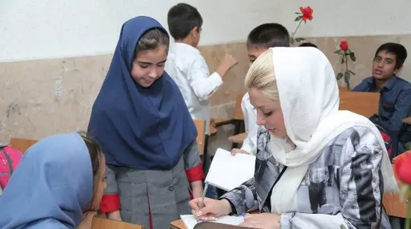 به صدا درآوردن زنگ آغاز سال تحصیلی جدید به دست نیوشا ضیغمی؛ ابتکار خانم بازیگر در پوشیدن مانتویی با تصویر کودکان کار و اهدای گل به دانش آموزان+عکس