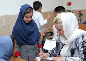 به صدا درآوردن زنگ آغاز سال تحصیلی جدید به دست نیوشا ضیغمی؛ ابتکار خانم بازیگر در پوشیدن مانتویی با تصویر کودکان کار و اهدای گل به دانش آموزان+عکس