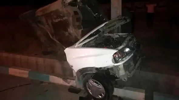 عکس / پراید در تصادف با تیر برق نصف شد ! / دو زن کشته شدند