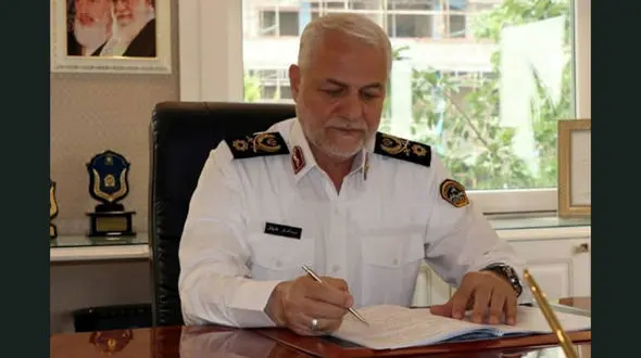 فیلم لحظه دستگیری سارق قمه به دست توسط پلیس راهور / اقتدار پلیس در کمک به زن و مرد جوان در جاده پردیس / ببینید