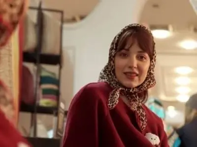 فیلم/ روشنک گرامی : حرف هایم راجع به مادرم شوخی بود تاب خندیم... از مادرم بابت عذرخواهی کردم که...!