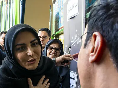 فیلم/ نگاهی به حضور هنرمندان در مراسم ختم مادر عمو پورنگ / از لیلا بلوکات و سارا منجزی پور تا المیرا شریفی مقدم و مه لقا باقری