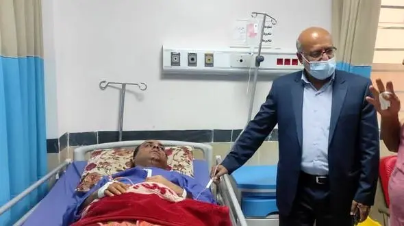  عیادت معاون استاندار و فرماندار ویژه از قربانیان تیراندازی پتروشیمی دهلران + عکس