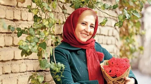 طاقچه قدیمی خانه مرجانه گلچین با دیوار کوب های سنتی و طرح اصیل ایرانی و گل های شمعدونی/ شیک، اصیل، زیبا + عکس