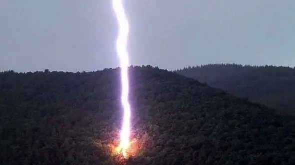 فرار یک مرد از صاعقه / پناهگاه او کجا بود؟ + فیلم