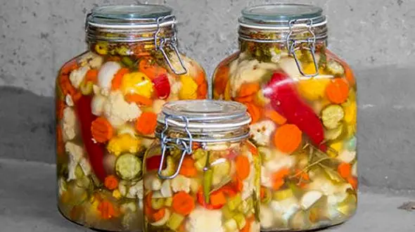 عجیب ترین روش مشخص کردن ترشی های رسیده + عکس