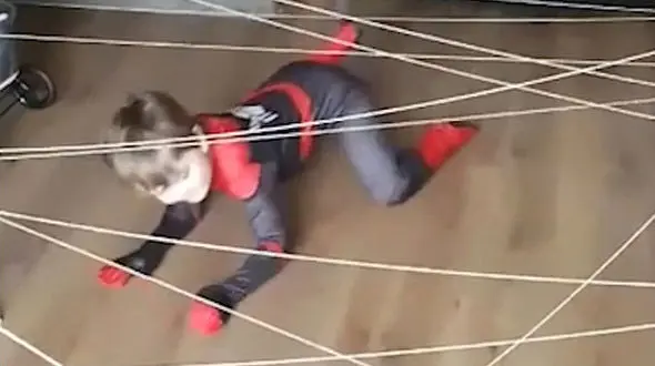 راهکار یک پدر برای سرگرم کردن بچه‌ها در ایام کرونایی + فیلم 