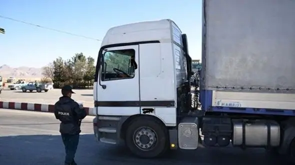 توقیف کامیون سنگین با راننده16ساله فاقد گواهینامه در بافق