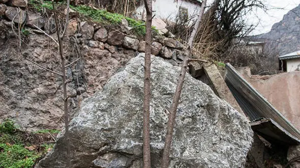 زلزله همراه با بارش سنگ + عکس 