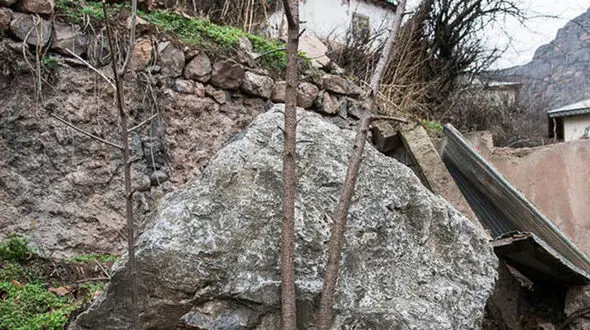 زلزله همراه با بارش سنگ + عکس 