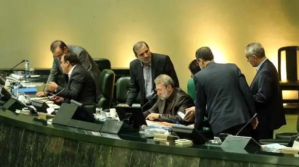 اعتراض نمایندگان به تعطیلات دو هفته‌ای مجلس و واکنش لاریجانی