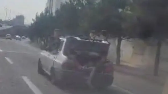 فیلم / حرکت خطرناک راننده پراید برای حمل تعداد زیادی بچه در اتوبان تبریز /  جا نشده دوتاشون رفتن صندوق عقب / جان کودکان را به چه کسی سپرده ایم؟