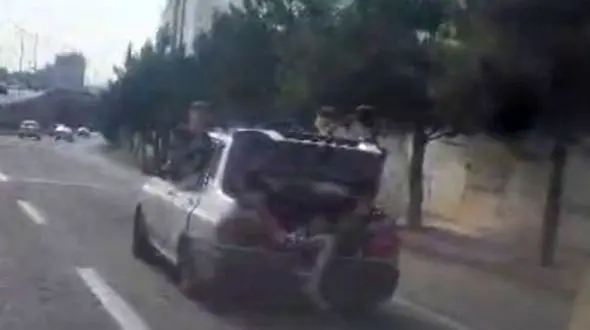 فیلم / حرکت خطرناک راننده پراید برای حمل تعداد زیادی بچه در اتوبان تبریز /  جا نشده دوتاشون رفتن صندوق عقب / جان کودکان را به چه کسی سپرده ایم؟