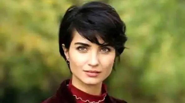 دکوراسیون منزل منحصر بفرد طوبا بویوک اوستون بازیگر مشهور ترک / از طراحی بسیار خاص و مدرن تا نورپردازی حرفه‌ای و فضای دلباز با پنجره‌های عظیم بدون پرده و مبلمان مینیمال