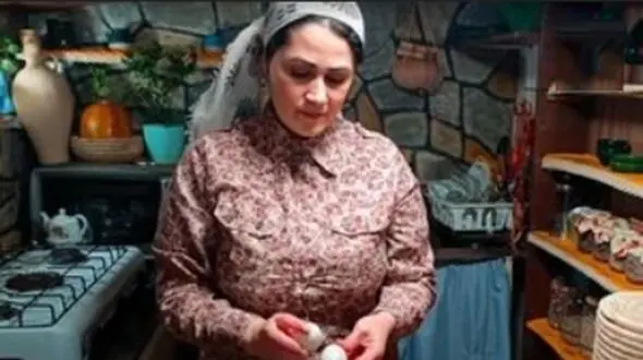 فیلم/ پخت برگر با سنگدان مرغ به سبک و سیاق یک بانوی روستایی گیلانی 