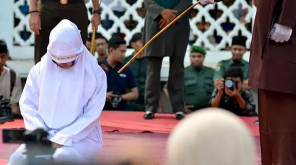 عکس شلاق در ملا عام عروس بی وفا / شب عروسی با دوست پسرش بود!