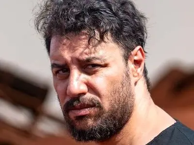 فیلم/ جواد عزتی بازیگر سریال وحشی تغییر چهره داد/ خبری از قیافه مظلوم و تو سری خور نیست