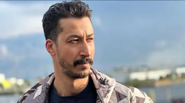 عکس فرانسوی بهرام افشاری در فرودگاه ! / فقط تیپش را ببینید