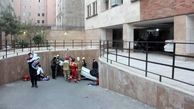 سقوط پراید از پارکینگ خانه در تهران / اشتباه وحشتناک راننده + 6 عکس