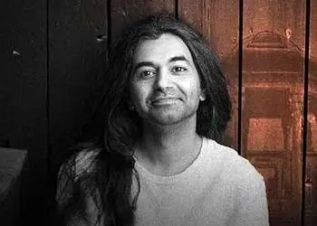 دانلود آهنگ «حافظ» از شارومین/ هوای بارونی و یه ماگ قهوه فقط با یار میچسبه/تصور کن کنار رود،یه کلبه تو دل جنگل،صدای پای رودخونه،مسیر عشقمون جوره