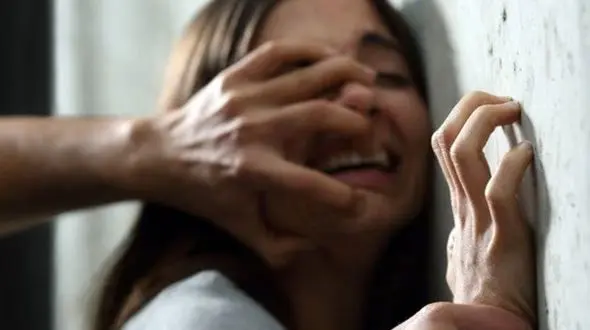 مامان این آقای غریبه کیه که وارد خونه ما شده؟ / مرد غریبه قصد شومی در سر داشت !