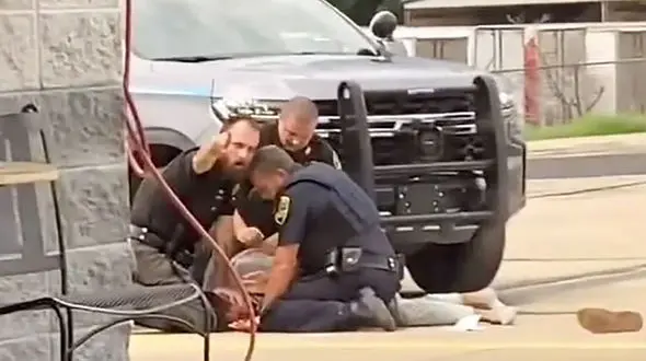 ببینید/  حمله وحشیانه پلیس آمریکا به یک جوان/ ۳ مامور پلیس تعلیق شدند + فیلم