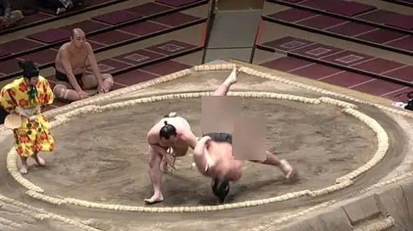 مرگ کشتی گیر معروف درمبارزه کشتی + عکس های لحظه حادثه