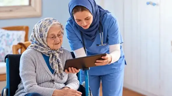 هزینه پرستار سالمند در منزل، مراقب سالمند چه خدماتی ارائه می‌دهد؟
